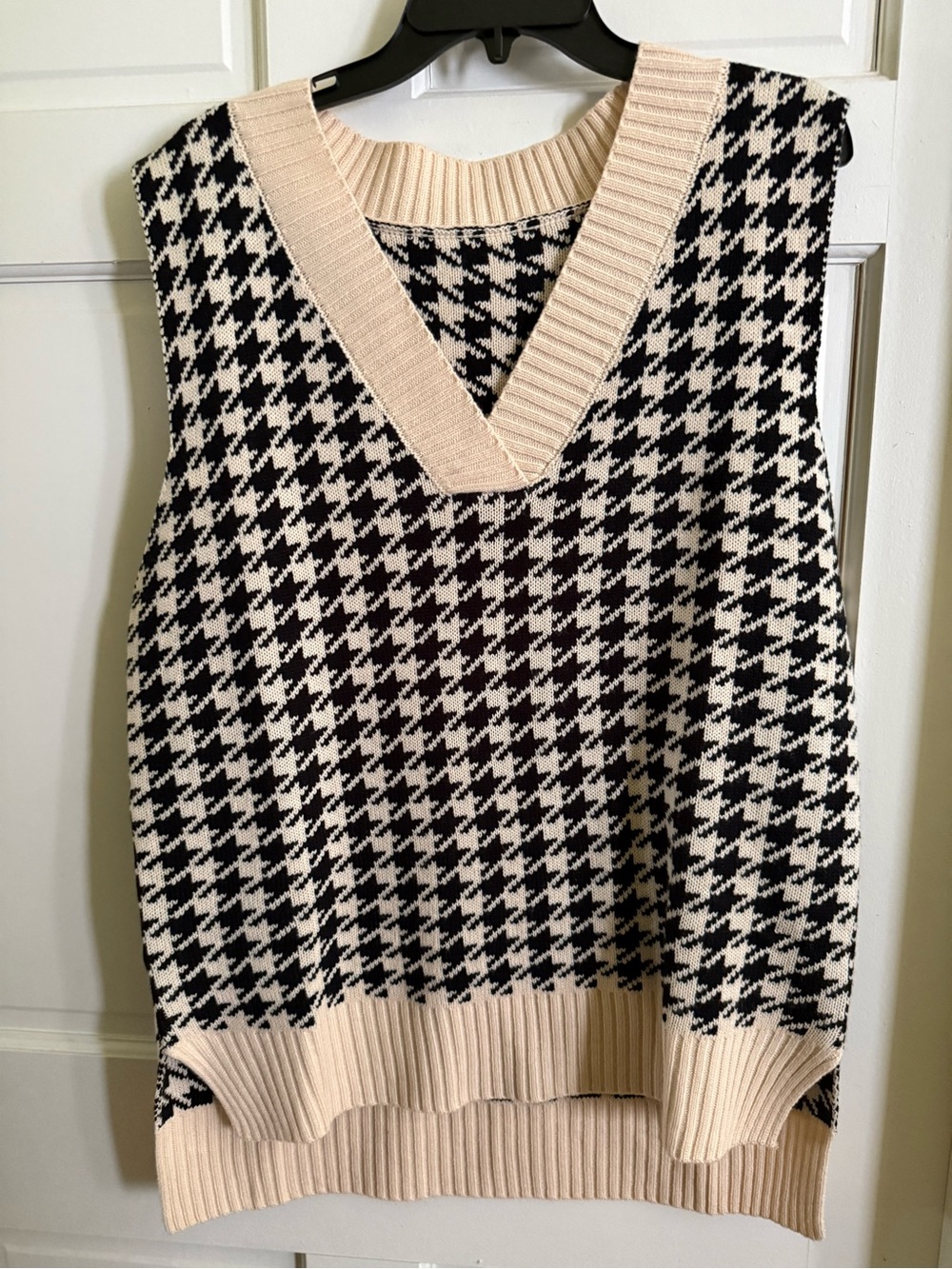 Classic Houndstooth V-Neck Sweater Vest - Cream & Black
